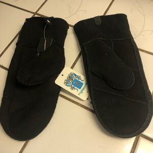 Portolano Black leather Mittens, made in China these mittens are new 9” around.